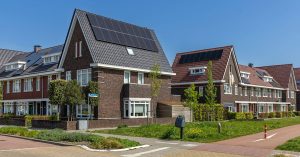 Verzadiging, onzekerheid over salderen en terugleverkosten zijn de hoofdoorzaken voor de daling van het aantal klanten dat investeert in zonnepanelen.